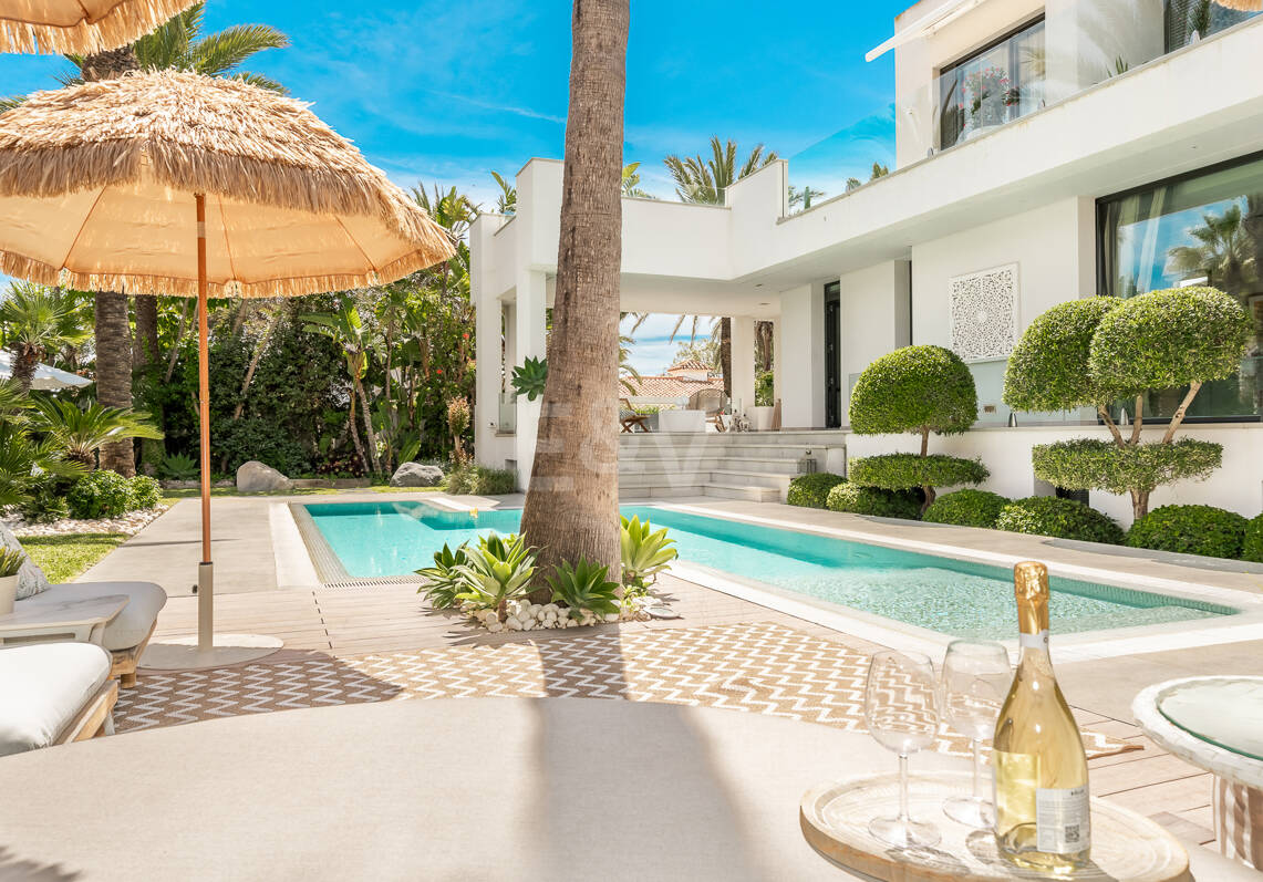 Villa am Strand mit Gästehaus und privatem Pool