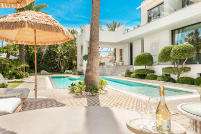 Villa am Strand mit Gästehaus und privatem Pool