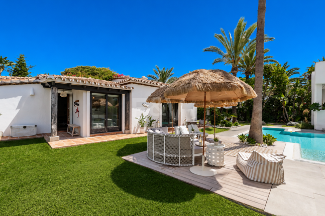 Villa am Strand mit Gästehaus und privatem Pool