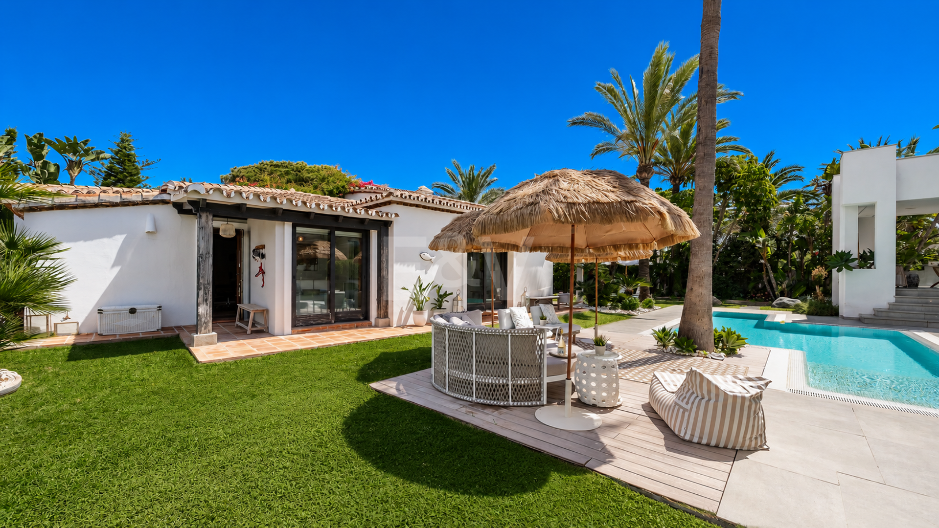 Villa am Strand mit Gästehaus und privatem Pool