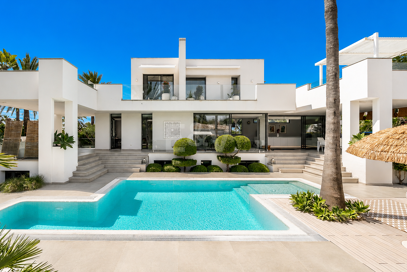 Villa am Strand mit Gästehaus und privatem Pool