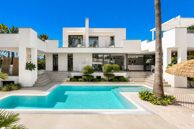 Villa am Strand mit Gästehaus und privatem Pool