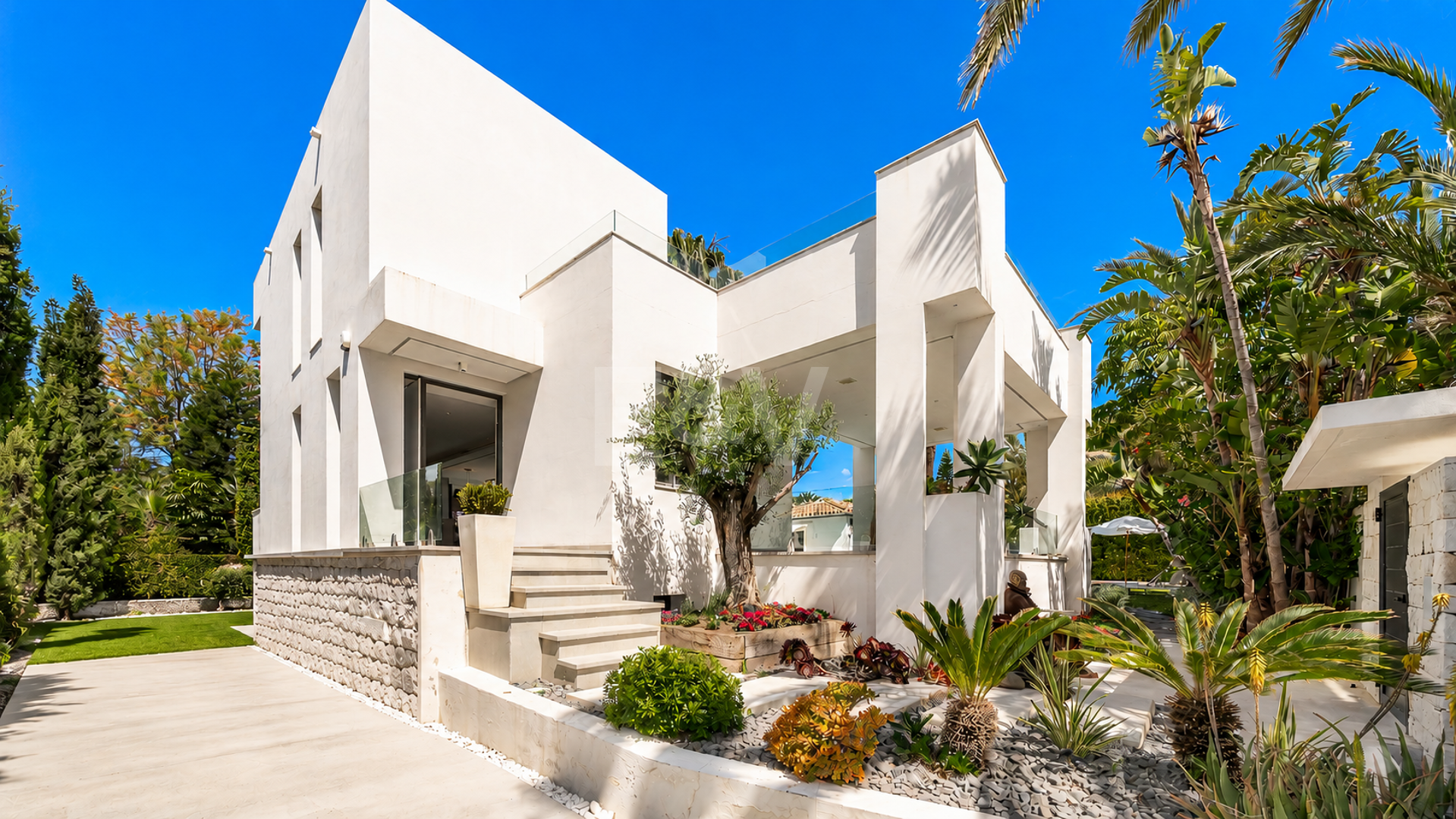 Villa am Strand mit Gästehaus und privatem Pool