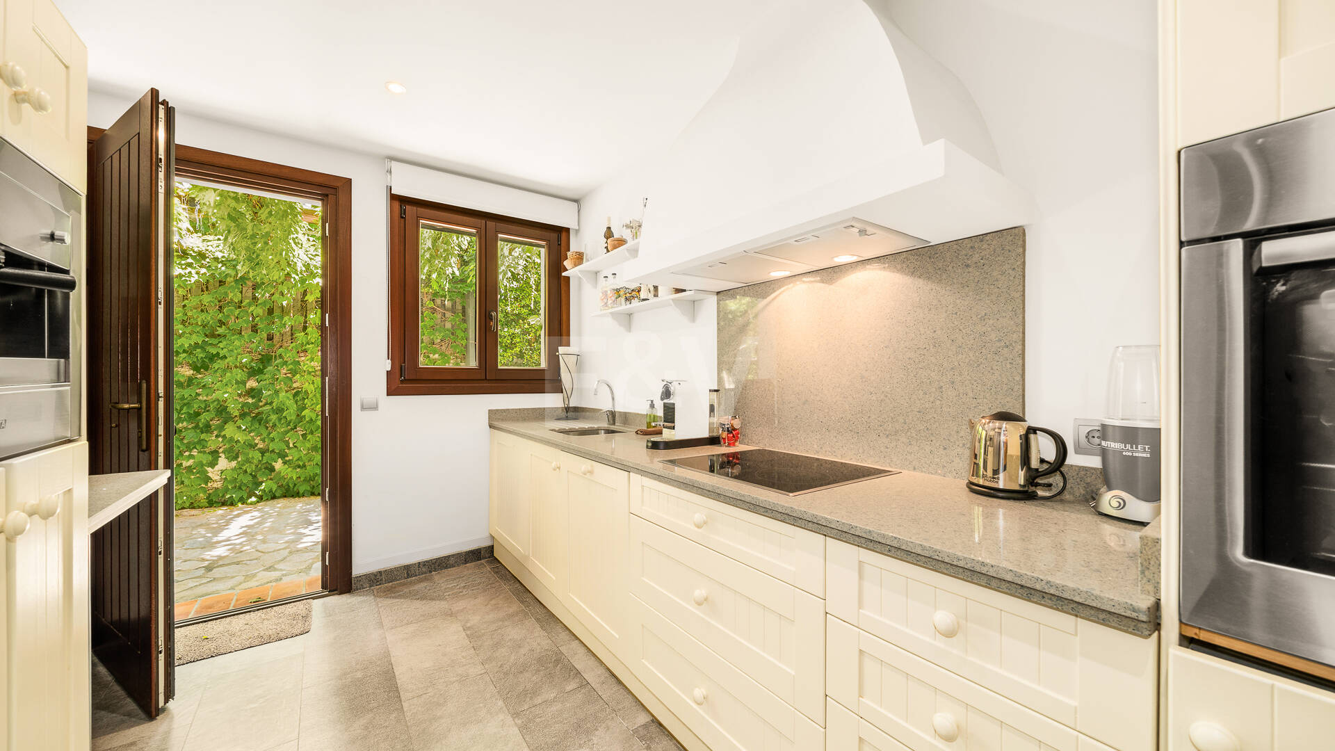 Villa am Strand mit Gästehaus und privatem Pool