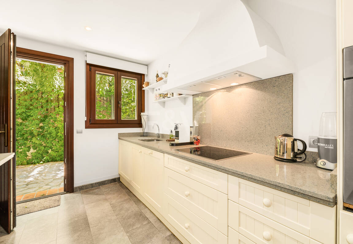 Villa am Strand mit Gästehaus und privatem Pool