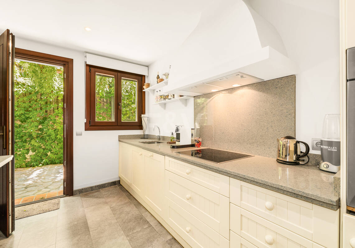 Villa am Strand mit Gästehaus und privatem Pool