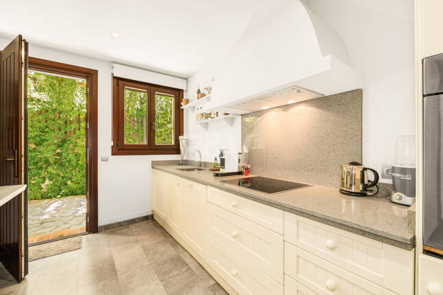 Villa am Strand mit Gästehaus und privatem Pool