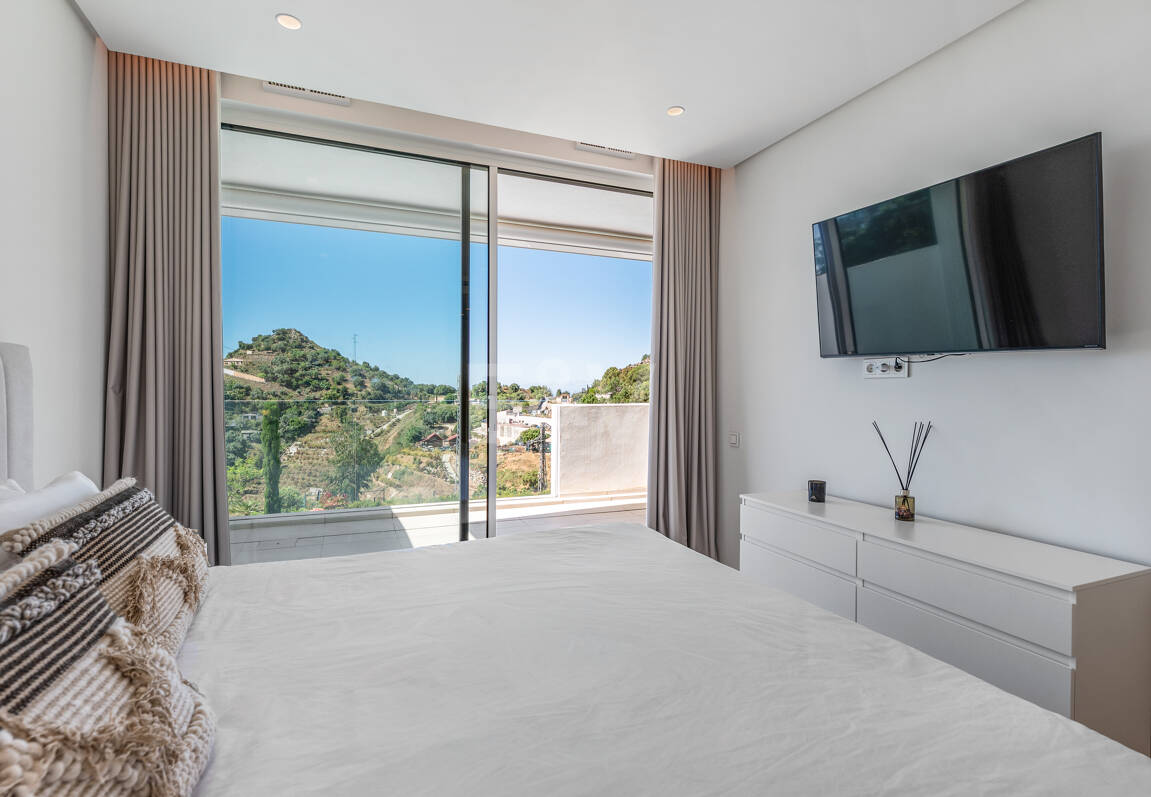 Exclusive Investment Opportunity with Panoramic Views in Palo Alto Marbella