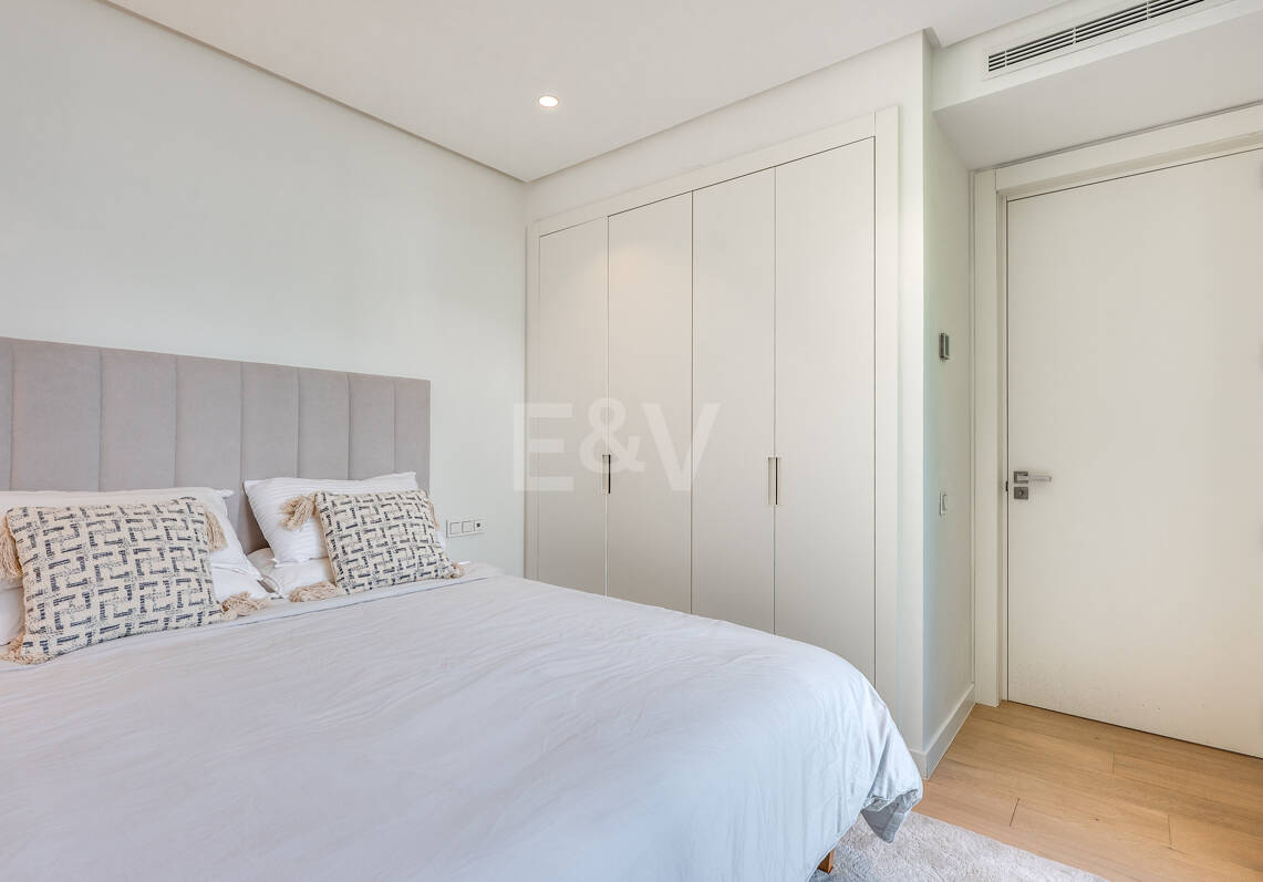 Best-Priced Investment Lägenhet med havsutsikt i Palo Alto Marbella