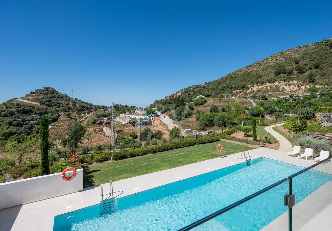 Best-Priced Investment Lägenhet med havsutsikt i Palo Alto Marbella