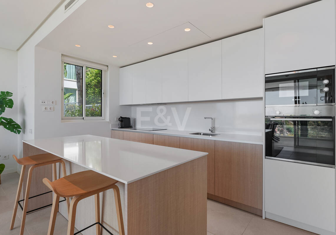 Best-Priced Investment Lägenhet med havsutsikt i Palo Alto Marbella