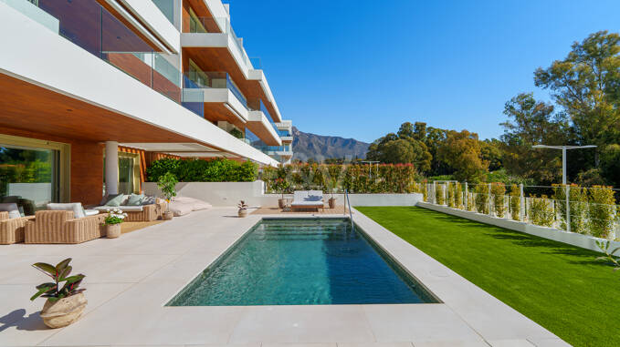 Lyx Modern Duplex med privat pool i Golden Mile steg från stranden