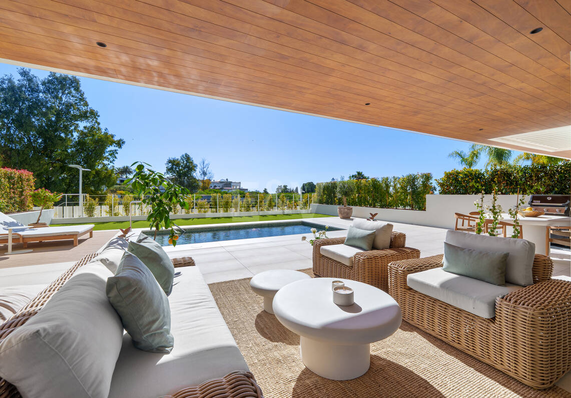 Luxury Modern Duplex with Private Pool in Golden Mile Steps from the Beach