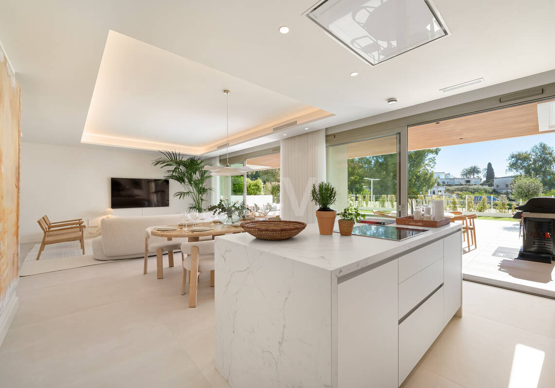 Luxury Modern Duplex with Private Pool in Golden Mile Steps from the Beach