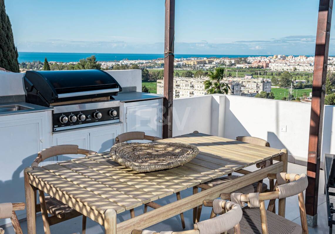 Stadthaus in Westlage in Las Brisas mit herrlicher Dachterrasse und Meerblick