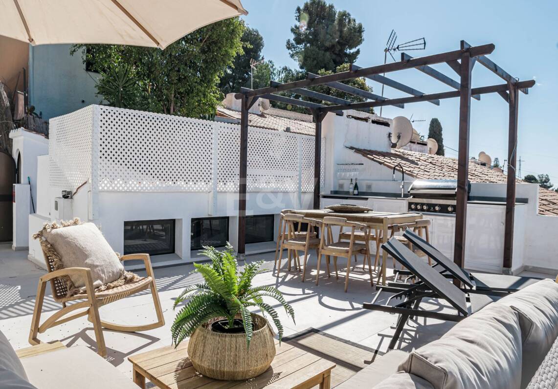Stadthaus in Westlage in Las Brisas mit herrlicher Dachterrasse und Meerblick