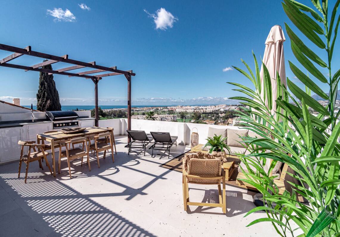 Stadthaus in Westlage in Las Brisas mit herrlicher Dachterrasse und Meerblick