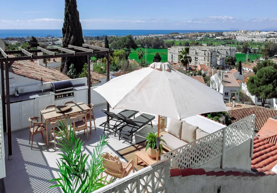 Stadthaus in Westlage in Las Brisas mit herrlicher Dachterrasse und Meerblick