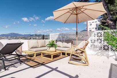 Westlich ausgerichtetes Reihenhaus mit fantastischer Dachterrasse und Meerblick in Nueva Andalucía