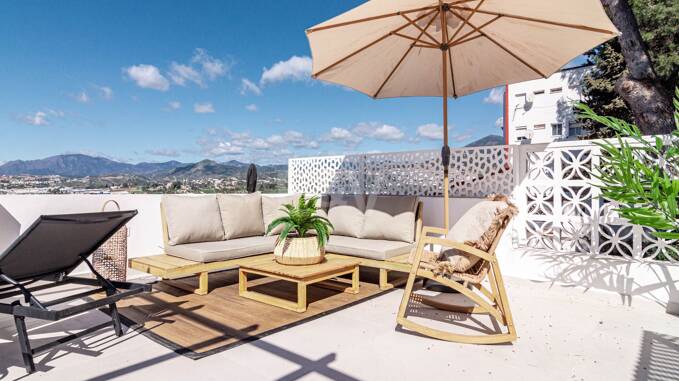Westlich ausgerichtetes Reihenhaus mit fantastischer Dachterrasse und Meerblick in Nueva Andalucía