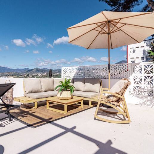 Westlich ausgerichtetes Reihenhaus mit fantastischer Dachterrasse und Meerblick in Nueva Andalucía