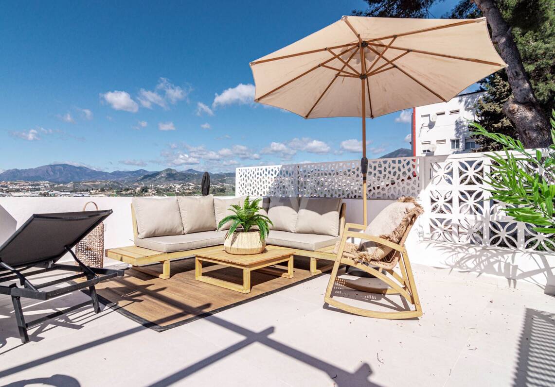 Stadthaus in Westlage in Las Brisas mit herrlicher Dachterrasse und Meerblick