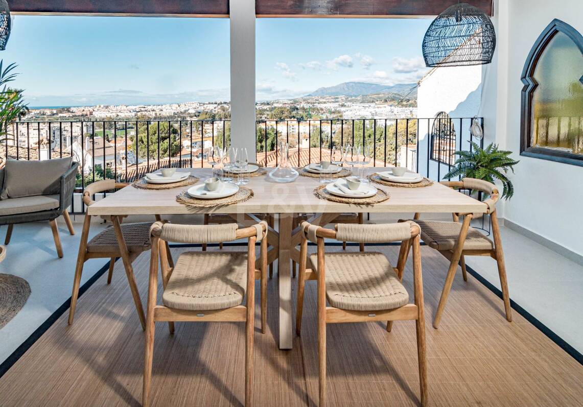 Stadthaus in Westlage in Las Brisas mit herrlicher Dachterrasse und Meerblick