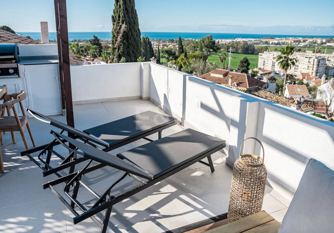 Stadthaus in Westlage in Las Brisas mit herrlicher Dachterrasse und Meerblick