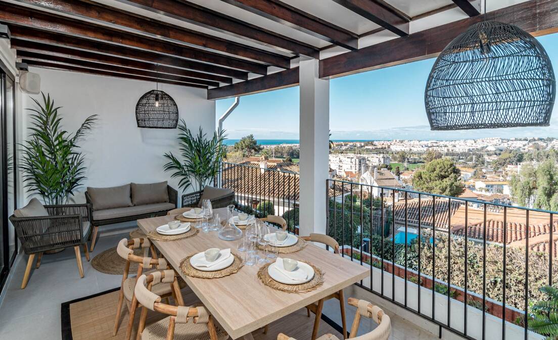 West facing townhouse with amazing roof terrace and sea views