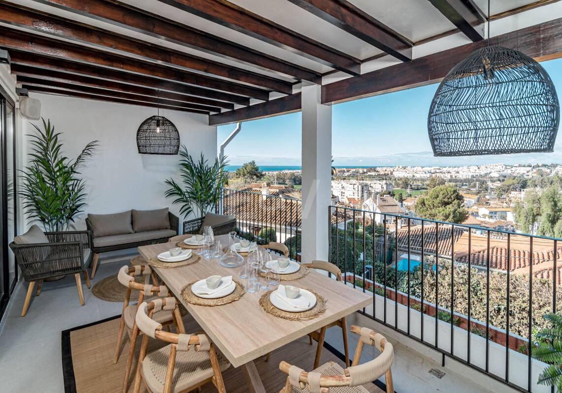 Stadthaus in Westlage in Las Brisas mit herrlicher Dachterrasse und Meerblick