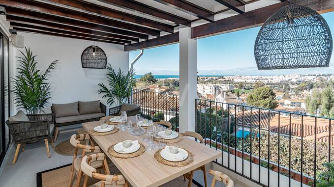 Casa adosada en Las Brisas con increíble solarium y vistas al mar