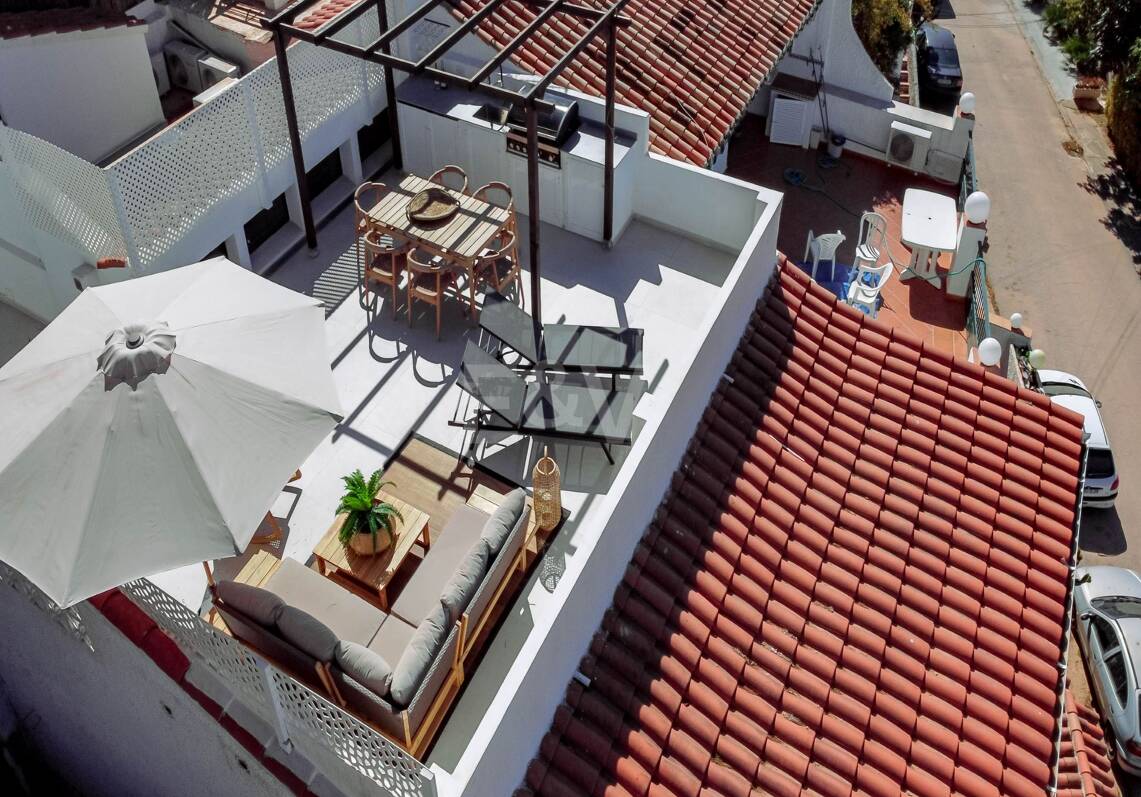 Stadthaus in Westlage in Las Brisas mit herrlicher Dachterrasse und Meerblick