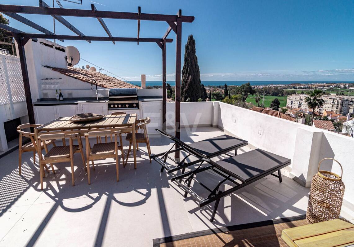 Stadthaus in Westlage in Las Brisas mit herrlicher Dachterrasse und Meerblick