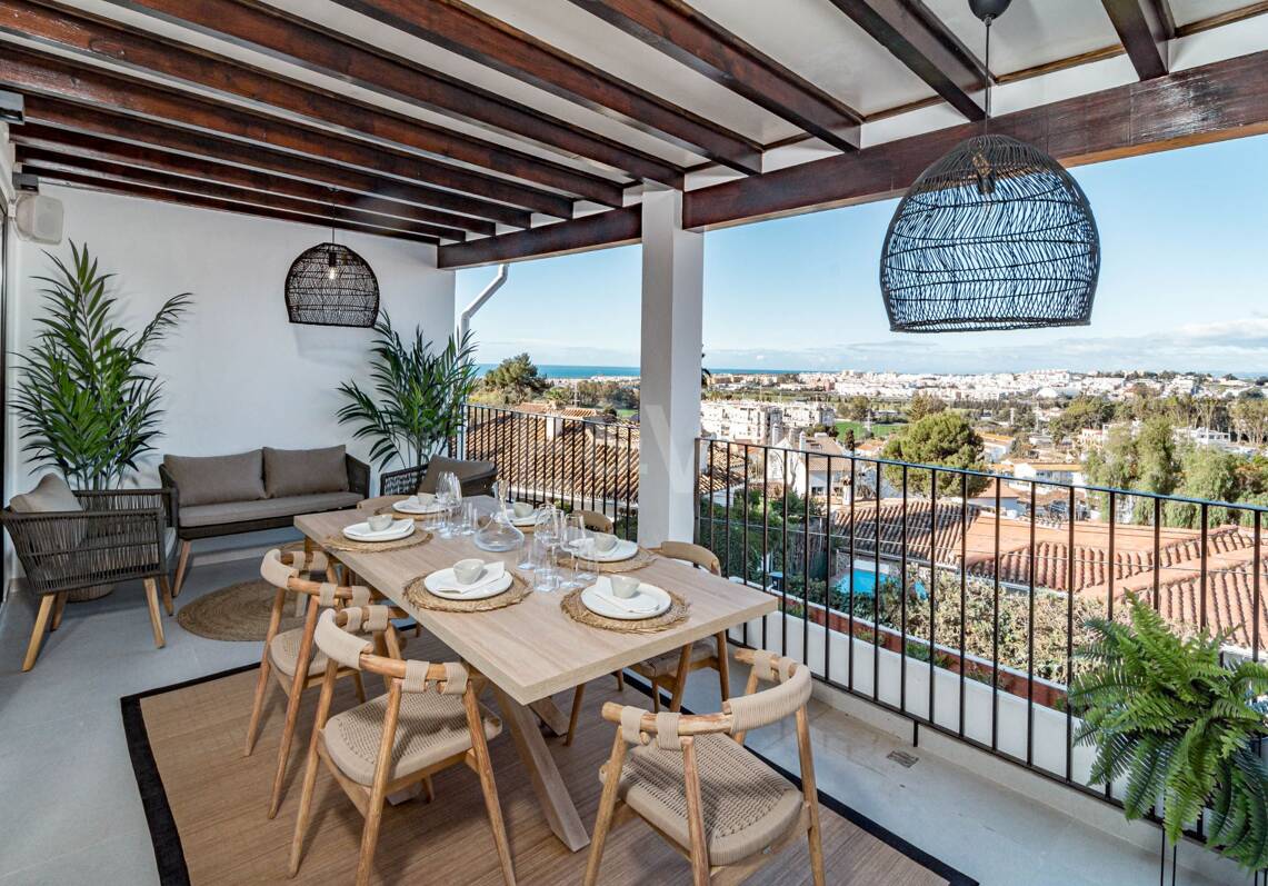 Stadthaus in Westlage in Las Brisas mit herrlicher Dachterrasse und Meerblick