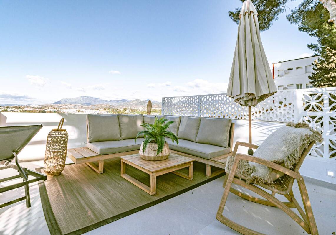 Stadthaus in Westlage in Las Brisas mit herrlicher Dachterrasse und Meerblick