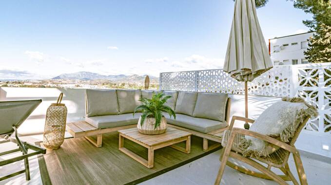 Casa adosada en Las Brisas con increíble solarium y vistas al mar