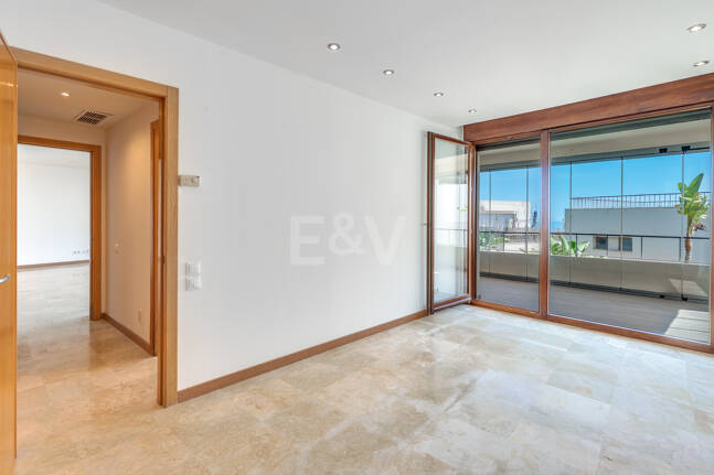 Spacious 3-Bedroom Apartment with Sea Views in Altos de Los Monteros, Marbella