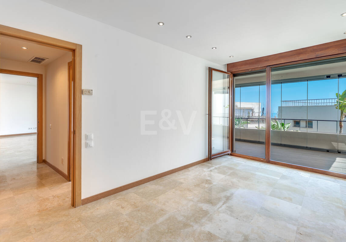 Rymlig 3 sovrum med havsutsikt i Altos de Los Monteros, Marbella