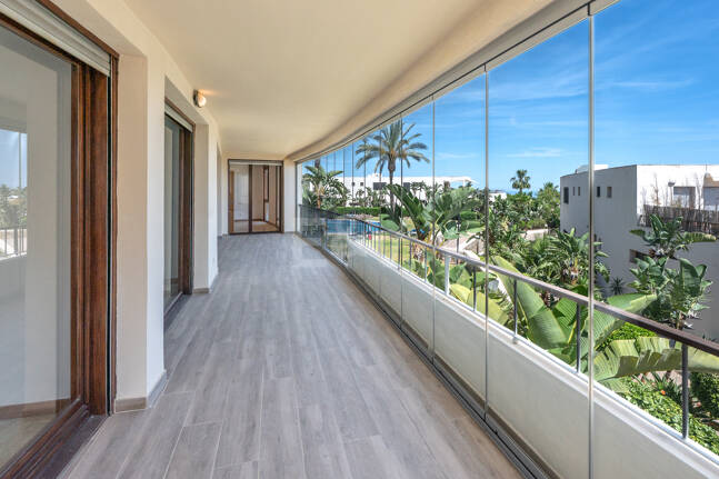 Spacious 3-Bedroom Apartment with Sea Views in Altos de Los Monteros, Marbella