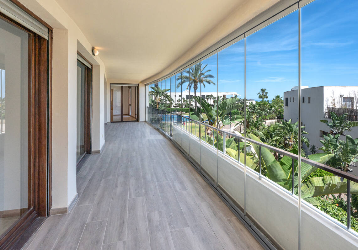 Rymlig 3 sovrum med havsutsikt i Altos de Los Monteros, Marbella