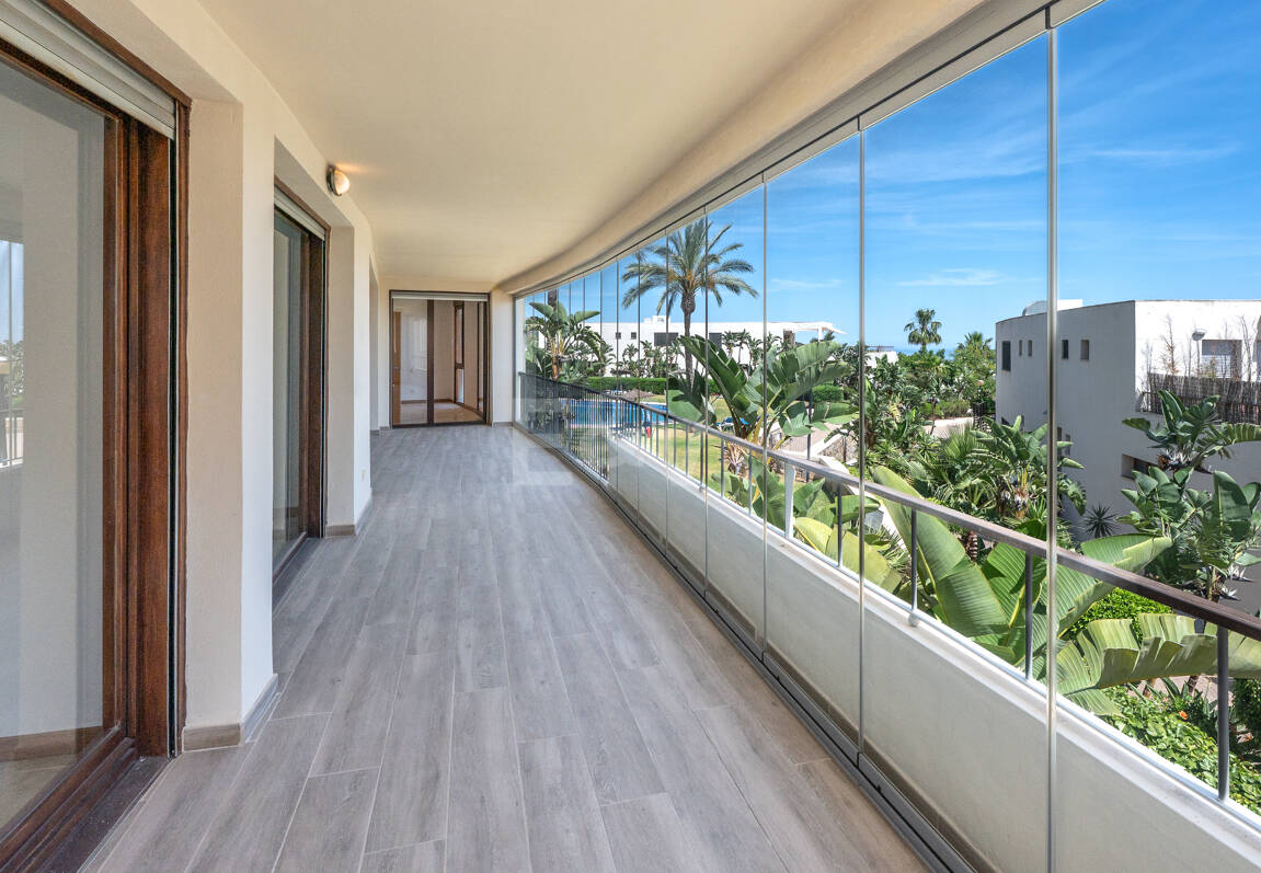 Spacious 3-Bedroom Apartment with Sea Views in Altos de Los Monteros, Marbella