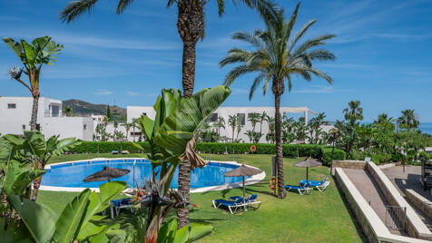 Przestronny apartament z widokiem na morze w Altos de Los Monteros, Marbella