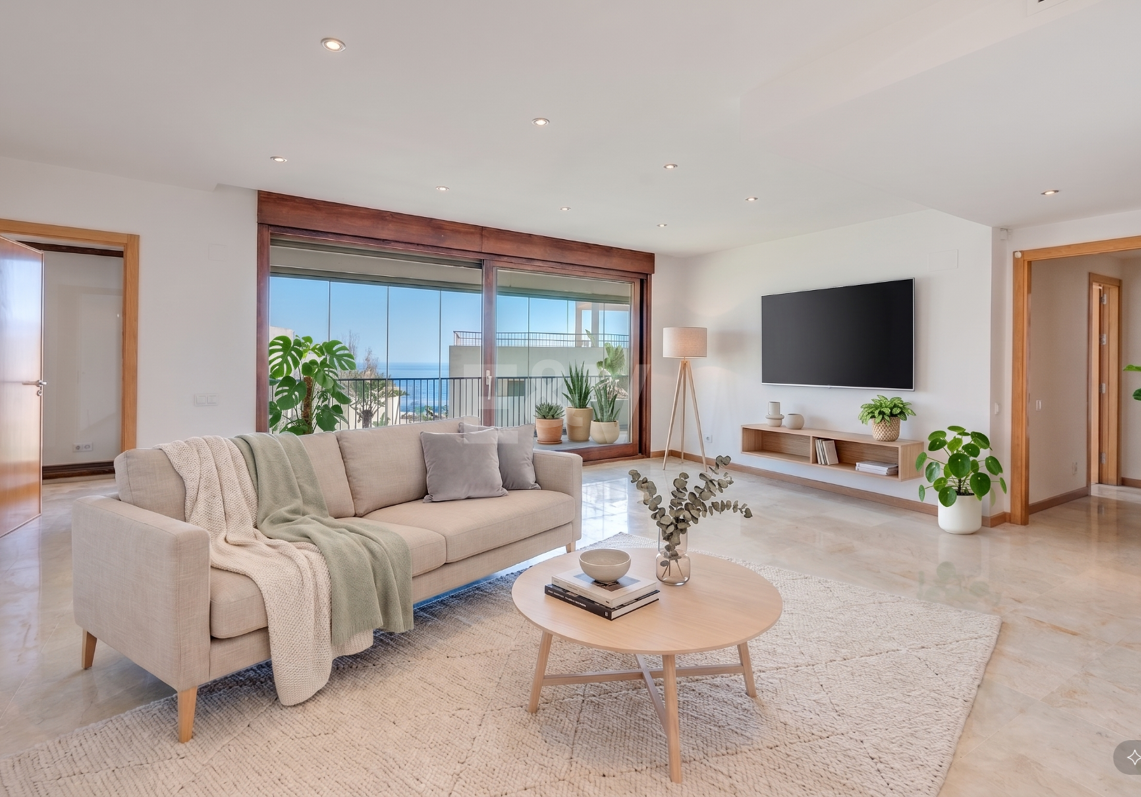 Rymlig 3 sovrum med havsutsikt i Altos de Los Monteros, Marbella