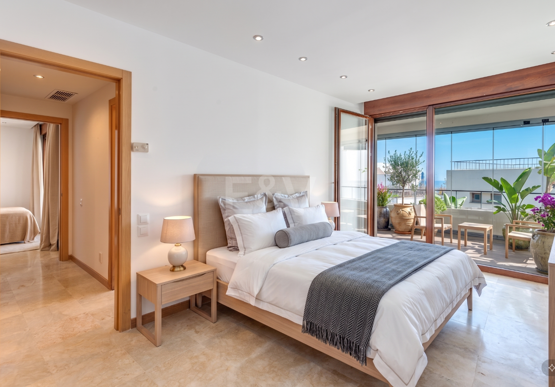 Rymlig 3 sovrum med havsutsikt i Altos de Los Monteros, Marbella