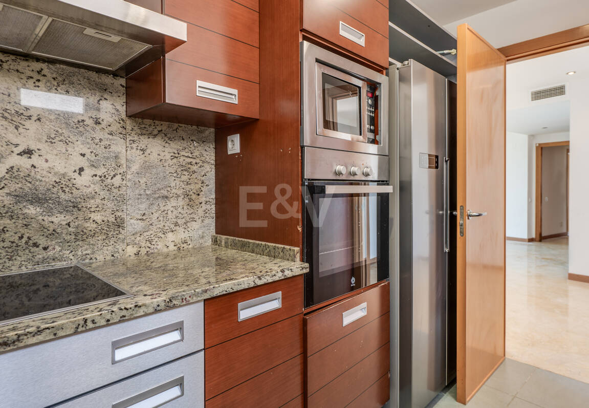 Spacious 3-Bedroom Apartment with Sea Views in Altos de Los Monteros, Marbella