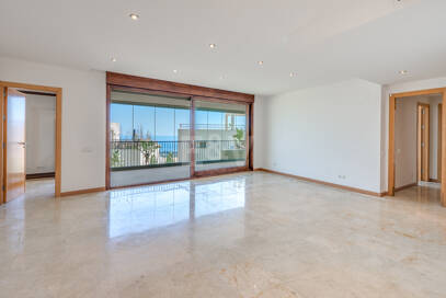 Spacious 3-Bedroom Apartment with Sea Views in Altos de Los Monteros, Marbella