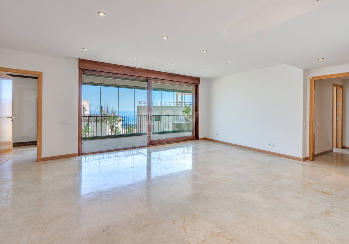Rymlig 3 sovrum med havsutsikt i Altos de Los Monteros, Marbella