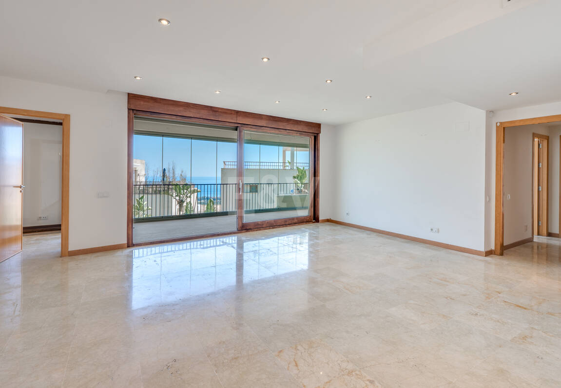 Spacious 3-Bedroom Apartment with Sea Views in Altos de Los Monteros, Marbella