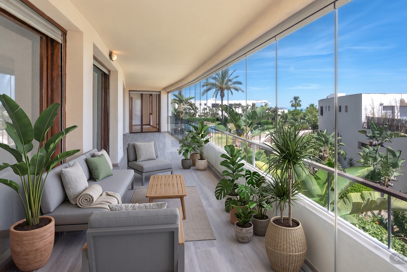 Rymlig 3 sovrum med havsutsikt i Altos de Los Monteros, Marbella