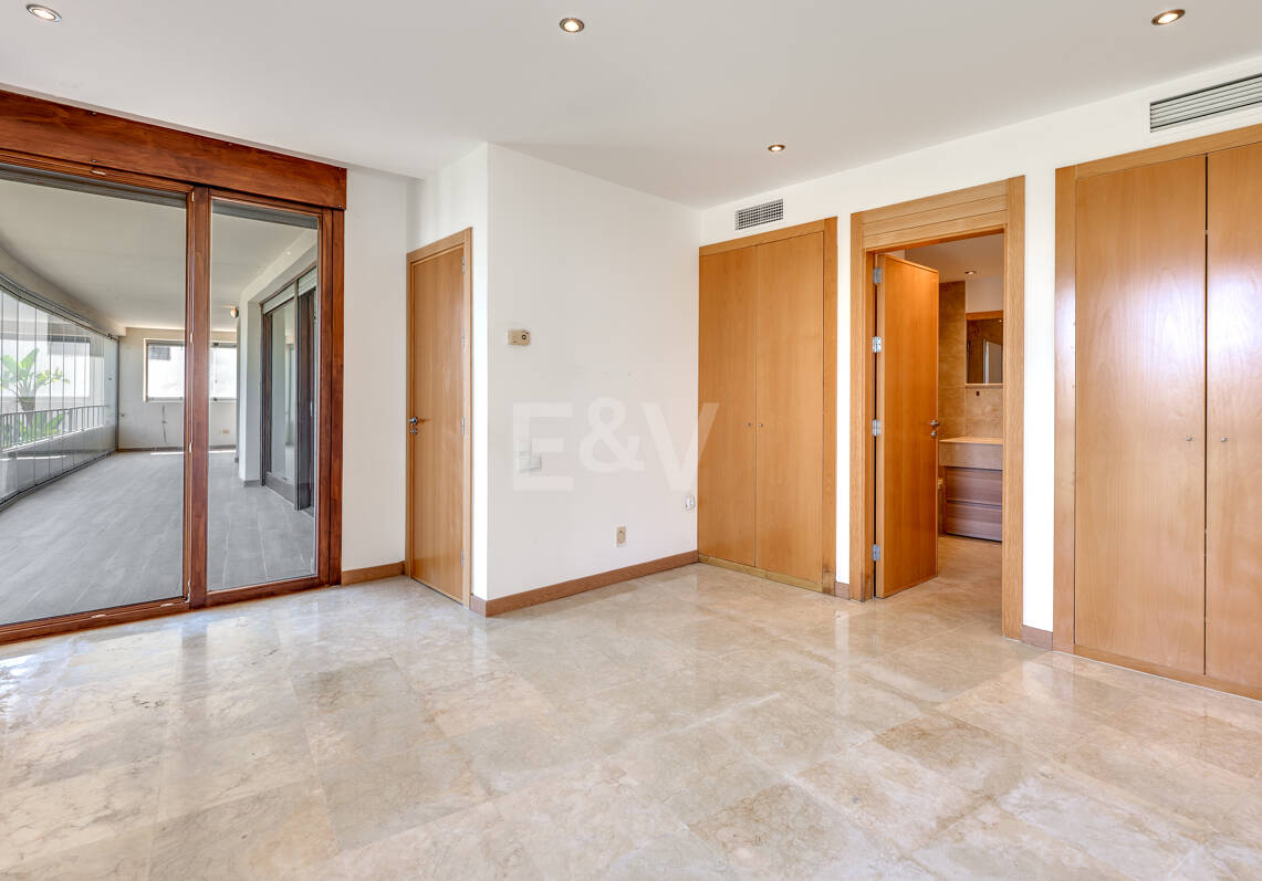 Rymlig 3 sovrum med havsutsikt i Altos de Los Monteros, Marbella